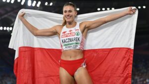 Rzym, Włochy, 10.06.2024. Polka Natalia Kaczmarek cieszy się ze zwycięstwa po finałowym biegu 400 m, podczas lekkoatletycznych mistrzostw Europy w Rzymie, 10 bm. Fot. PAP/Adam Warżawa