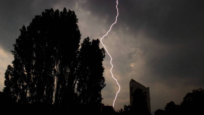 Sofia, Bułgaria, 17.05.2007. Piorun przecina niebo podczas burzy w Sofii, 17 bm. Fot. PAP/EPA/Chema Moya