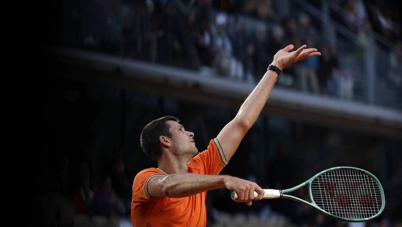 Hubert Hurkacz of Poland in action during his men's singles third round match against Denis Shapovalov of Canada at the French Open Grand Slam tennis tournament at Roland Garros in Paris, France, 31 May 2024. Fot. PAP/EPA/CHRISTOPHE PETIT TESSON