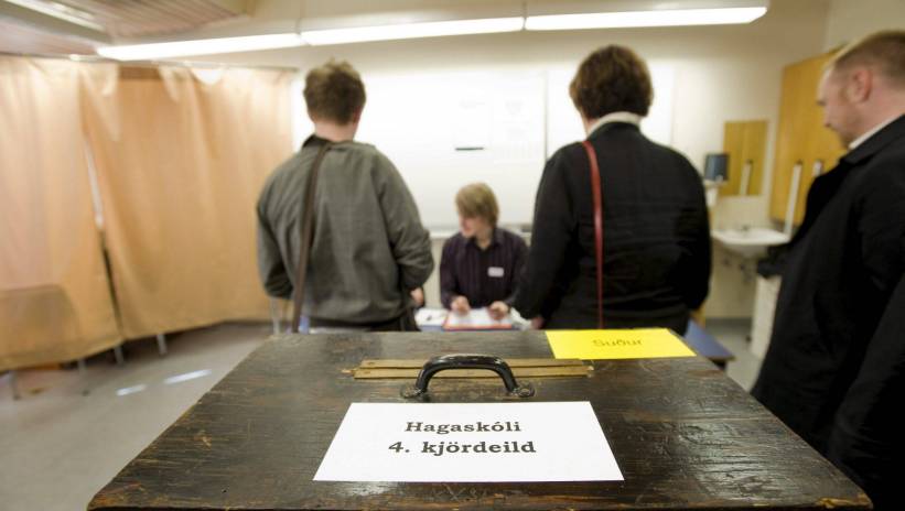 Voters arrive at a polling station in Reykjavik, Iceland, as voting begins in the country's general election on 25 April 2009. A total of 227,896 people over the age of 18 are eligible to vote in one of Iceland's six electoral districts on 25 April. Iceland's citizens are automatically registered to vote if they live in the country. 
Fot. PAP/EPA/HALLDOR KOLBEINS