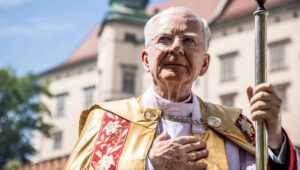 Kraków, 30.05.2024. Metropolita krakowski abp Marek Jędraszewski podczas procesji Bożego Ciała w Krakowie, 30 bm. W całym kraju trwają uroczystości Bożego Ciała - jednego z najważniejszych świąt w Kościele katolickim. Fot. PAP/Art Service