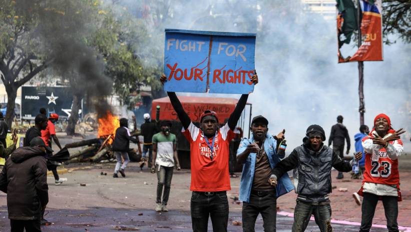 Demonstrators react as police fire teargas during a protest against proposed tax hikes, in Nairobi, Kenya, 25 June 2024. Kenya's police on 25 June have sealed off the parliament and State House, and fired tear gas to disperse protesters demonstrating against planned tax hikes that many fear will worsen the cost-of-living crisis. Fot. PAP/EPA/DANIEL IRUNGU