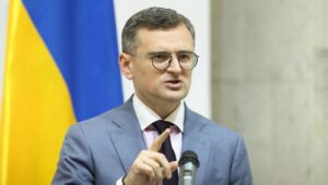 Kijów, Ukraina, 21.05.2024. Minister spraw zagranicznych Ukrainy Dmytro Kuleba (NZ) na spotkaniu z minister spraw zagranicznych Niemiec Annalena Baerbock w Kijowie, 21 bm. Trwa inwazja Rosji na Ukrainę. Fot. PAP/Viktor Kovalchuk