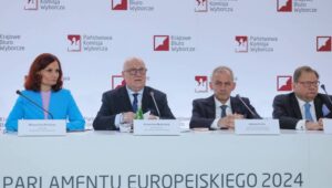 Warszawa, 10.06.2024. Przewodniczący Państwowej Komisji Wyborczej Sylwester Marciniak (2L), sekretarz Państwowej Komisji Wyborczej, szefowa Krajowego Biura Wyborczego Magdalena Pietrzak (L), zastępca przewodniczącego PKW Wojciech Sych (2P) oraz członek PKW Ryszard Kalisz (P) podczas konferencji PKW w gmachu Kancelarii Prezydenta RP w Warszawie, 10 bm. Komisja podała ostateczne wyniki wyborów do Parlamentu Europejskiego. Fot. PAP/Paweł Supernak