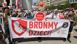 Warszawa, 16.06.2024. Uczestnicy XIX Narodowego Marszu dla Życia i Rodziny w Warszawie, 16 bm. Tegoroczne wydarzenie odbywa się pod hasłem "Zjednoczeni dla Życia, Rodziny, Ojczyzny". Marsz jest wspólną inicjatywą Centrum Życia i Rodziny oraz Instytutu Ordo Iuris. Fot. PAP/Paweł Supernak
