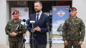 Tomaszów Mazowiecki, 01.06.2024. Wicepremier, minister obrony narodowej Władysław Kosiniak-Kamysz (C), dowódca Generalny Rodzajów Sił Zbrojnych, generał broni Wojska Polskiego Marek Sokołowski (L) i dowódca 25 BKPow płk Tomasz Białas (P) podczas briefingu prasowego po odprawie z dowództwem 25. Brygady Kawalerii Powietrznej w Tomaszowie Mazowieckim, 1 bm. Spotkanie poświęcone było działaniom resortu w związku z aktualną sytuacją na granicy z Białorusią. Fot. PAP/Marian Zubrzycki