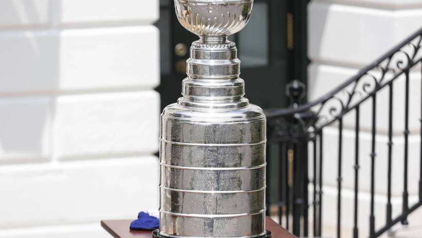 The Stanley Cup sits on a table during an event to honor the 2020 and 2021 Stanley Cup Champions, Tampa Bay Lightning, on the South Lawn at the White House, in Washington, DC, USA, 25 April 2022. Fot. PAP/EPA/Sipa USA / POOL