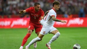 Warszawa, 10.06.2024. Zawodnik reprezentacji Polski Nicola Zalewski (P) i Merih Demiral (L) z Turcji podczas towarzyskiego meczu piłkarskiego w Warszawie, 10 bm. Fot. PAP/Piotr Nowak