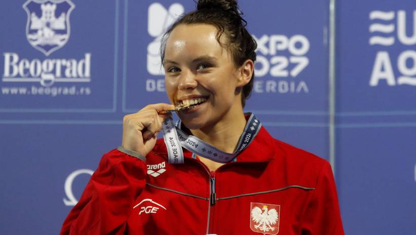 Gold medalist Adela Piskorska of Poland poses with her medal during the medal ceremony for the Women's 100m Backstroke final at the European Aquatics Championships Belgrade 2024, in Belgrade, Serbia, 22 June 2024. Fot. PAP/EPA/ANTONIO BAT