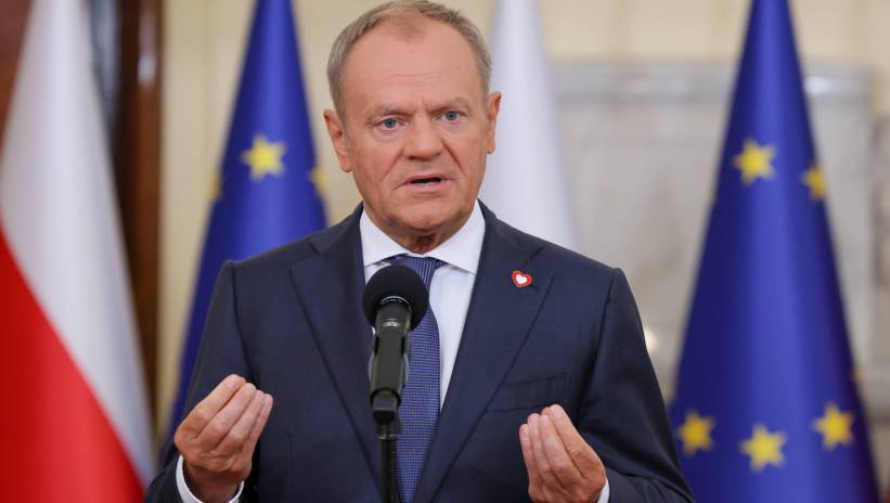 Warszawa, 07.06.2024. Premier RP Donald Tusk podczas oświadczenia dla mediów w siedzibie KPRM w Warszawie, 7 bm. Premier spotkał się z szefem MS, prokuratorem generalnym Adamem Bodnarem w związku ze sprawą żołnierzy zatrzymanych przez Żandarmerię Wojskową. Fot. PAP/Paweł Supernak