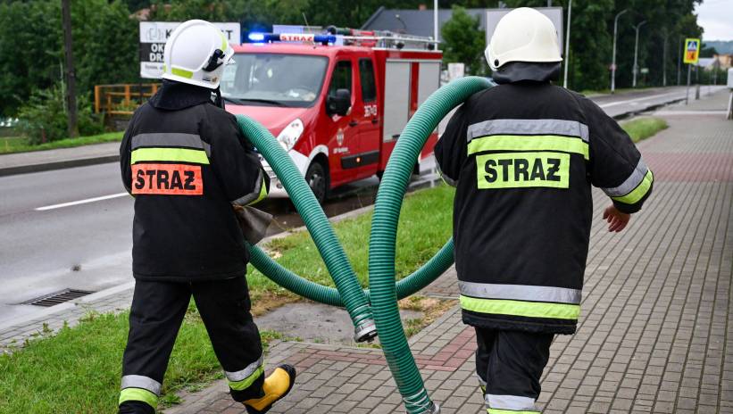 Dubiecko, 13.07.2023. Strażacy usuwają szkody po gwałtownej ulewie w Dubiecku, 13 bm. Fot. PAP/Darek Delmanowicz