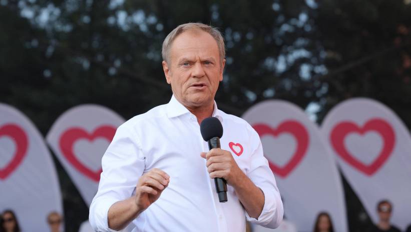 Warszawa, 04.06.2024. Premier Donald Tusk podczas "Wiecu 4 czerwca" na Placu Zamkowym w Warszawie, 4 bm. Wiec odbywa się w rocznicę pierwszych częściowo wolnych wyborów z 4 czerwca 1989 r., oraz marszu ówczesnej opozycji z 4 czerwca 2023 r. Fot. PAP/Paweł Supernak