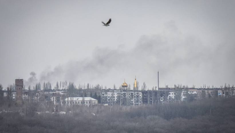 A bird flies above smoke after the shelling of Chasiv Yar town, near Bakhmut, Donetsk region, Ukraine, 07 April 2023. Russian troops entered Ukrainian territory on 24 February 2022, starting a conflict that has provoked destruction and a humanitarian crisis. Fot. PAP/EPA/OLEG PETRASYUK