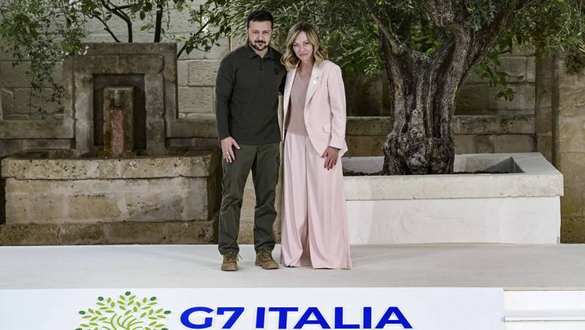 Italy's Prime Minister Giorgia Meloni (R) poses with Ukrainian President Volodymyr Zelensky (L) during a welcome ceremony for the G7 summit in Borgo Egnazia, southern Italy, 13 June 2024. The 50th G7 summit will bring together the Group of Seven member states leaders in Borgo Egnazia resort in southern Italy from 13 to 15 June 2024. Fot. PAP/EPA/CIRO FUSCO