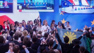 Warszawa, 09.06.2024. Wybory do Parlamentu Europejskiego 2024. Premier Donald Tusk (C-P) i prezydent stolicy Rafał Trzaskowski (C-L) w sztabie wyborczym Koalicji Obywatelskiej w Warszawie, 9 bm. Zakończyły się wybory do Parlamentu Europejskiego. Fot. PAP/Leszek Szymański