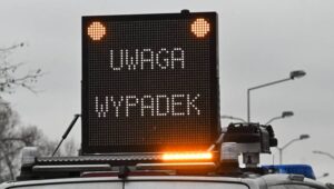 Szczecin, 02.01.2024. Zderzenie dwóch samochodów na ulicy Derdowskiego w Szczecinie, 2 bm. Dwie osoby zostały zakleszczone w autach. Konieczna była interwencja strażaków. Pogotowie ratunkowe przewiozło trzy osoby do szpitala. Fot. PAP/Marcin Bielecki