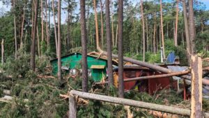 Fot. PAP/KW PSP Olsztyn
Purda, 12.07.2024. Zniszczenia po przejściu trąby powietrznej na terenie ośrodka wypoczynkowego nad jeziorem Serwent w miejscowości Purda k. Olsztyna, 12 bm. Większość z 32 domków letniskowych ośrodka została uszkodzona. Drzewa spadły też na trzy samochody. Dojazd do ośrodka jest utrudniony z uwagi na podmycie drogi przez obfite opady deszczu. (amb) PAP/KW PSP Olsztyn ***HANDOUT EDITORIAL USE ONLY NO SALES*** ***Do tego materiału zdjęciowego dostępna jest również depesza w systemie CSI, pt.: Trąba powietrzna zniszczyła ośrodek wypoczynkowy w Purdzie nad jez. Serwent***