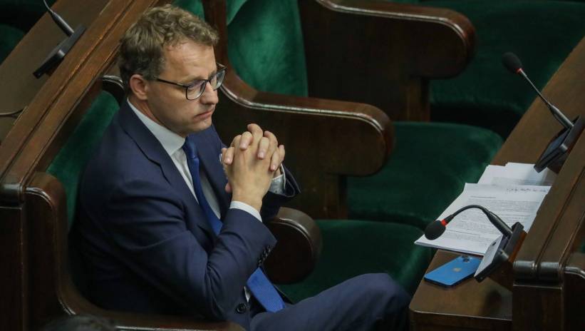 Fot. PAP/Tomasz Gzell
Warszawa, 11.07.2024. Poseł PiS Marcin Romanowski na sali obrad Sejmu w Warszawie, 11 bm. Sejm zajmuje się sprawozdaniem Komisji w sprawie wniosku Prokuratora Krajowego z dnia 19 czerwca 2024 r. o wyrażenie zgody przez Sejm na pociągnięcie do odpowiedzialności karnej oraz zatrzymanie i tymczasowe aresztowanie posła Marcina Romanowskiego. (aldg) PAP/Tomasz Gzell