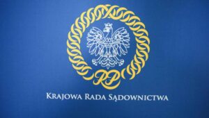 Fot. PAP/Albert Zawada
Warszawa, 17.04.2024. Logo Krajowej Rady Sądownictwa w siedzibie KRS w Warszawie, 17 bm. . (az/ibor) PAP/Albert Zawada