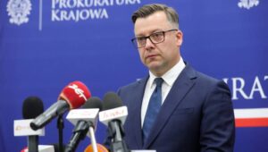 Fot. PAP/Rafał Guz
Warszawa, 15.07.2024. Rzecznik Prokuratury Krajowej Przemysław Nowak na konferencji prasowej w Warszawie, 15 bm. Dziś na polecenie prokuratora prowadzącego śledztwo dotyczące nieprawidłowości w Funduszu Sprawiedliwości ABW zatrzymała posła Marcina Romanowskiego. Poseł ma usłyszeć 11 zarzutów dotyczących okresu 2019-2023, kiedy był wiceministrem sprawiedliwości, który nadzorował Fundusz. (ad) PAP/Rafał Guz