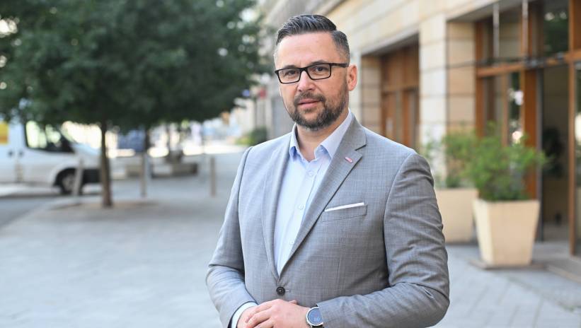 Fot. PAP/Radek Pietruszka
Warszawa, 18.07.2024. Wiceminister aktywów państwowych Marcin Kulasek przed siedzibą Polskiej Agencji Prasowej w Warszawie, 18 bm. Marcin Kulasek był gościem Studia PAP. (mr) PAP/Radek Pietruszka