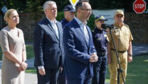 Fot. PAP/Tomasz Gzell
Warszawa, 18.07.2024. Minister infrastruktury Dariusz Klimczak (3P), minister spraw wewnętrznych i administracji, koordynator służb specjalnych Tomasz Siemoniak (2L) oraz Minister edukacji Barbara Nowacka (L) podczas konferencji prasowej na terenie Miasteczka Ruchu Drogowego przy siedzibie IV Oddziału Terenowego Straży Miejskiej m.st. Warszawy, 18 bm. Konferencja dot. bezpieczeństwa podczas wakacji na drodze i wodzie. (jm) PAP/Tomasz Gzell