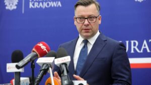 Fot. PAP/Rafał Guz
Warszawa, 15.07.2024. Rzecznik Prokuratury Krajowej Przemysław Nowak na konferencji prasowej w Warszawie, 15 bm. Dziś na polecenie prokuratora prowadzącego śledztwo dotyczące nieprawidłowości w Funduszu Sprawiedliwości ABW zatrzymała posła Marcina Romanowskiego. Poseł ma usłyszeć 11 zarzutów dotyczących okresu 2019-2023, kiedy był wiceministrem sprawiedliwości, który nadzorował Fundusz. (ad) PAP/Rafał Guz