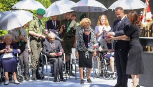 Fot. PAP/Rafał Guz
Warszawa, 30.07.2024. Obchody 80. rocznicy wybuchu powstania warszawskiego. Prezydent RP Andrzej Duda (2P), odznaczona Krzyżem Kawalerskim Orderu Odrodzenia Polski Krystyna Kodymowska (5P) na spotkaniu przedstawicieli władz państwowych z uczestnikami Powstania Warszawskiego, 30 bm. na terenie Muzeum Powstania w Warszawie. (rg) PAP/Rafał Guz