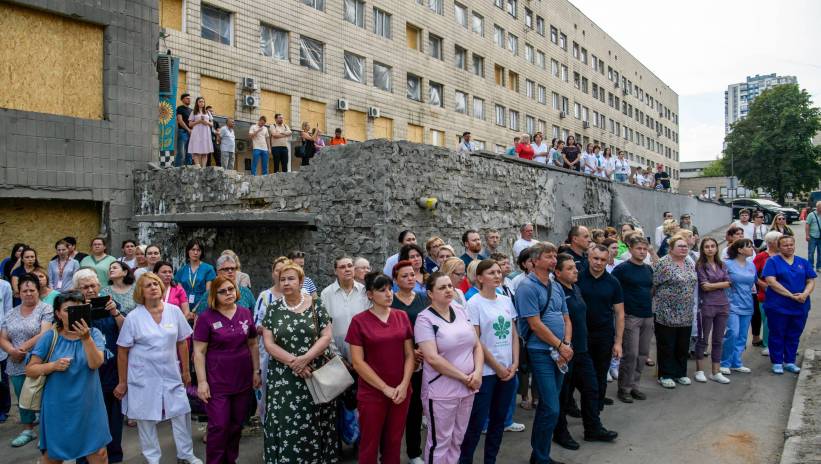 Fot. PAP/Vladyslav Musiienko
Kijów, Ukraina, 12.07.2024. Pracownicy szpitala podczas koncertu "Requiem dla zmarłych" przy zniszczonym w wyniku rosyjskiego ataku szpitalu dziecięcym Ochmatdyt w Kijowie, 12 bm. W ataku rakietowym 8 bm. w szpitalu zginęły dwie osoby. Tego dnia w ostrzale cywilnej infrastruktury miasta zginęły 34 osoby, w tym pięcioro dzieci, a ponad 120 odniosło obrażenia. Trwa inwazja Rosji na Ukrainę. (sko) PAP/Vladyslav Musiienko