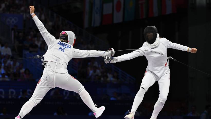 Fot. PAP/Adam Warżawa
Paryż, Francja, 30.07.2024. Igrzyska Olimpijskie Paryż 2024. Polka Aleksandra Jarecka (L) i Chinka Sihan Yu (P) w pojedynku o brązowy medal drużynowego turnieju szpadzistek, 30 bm. (gj) PAP/Adam Warżawa