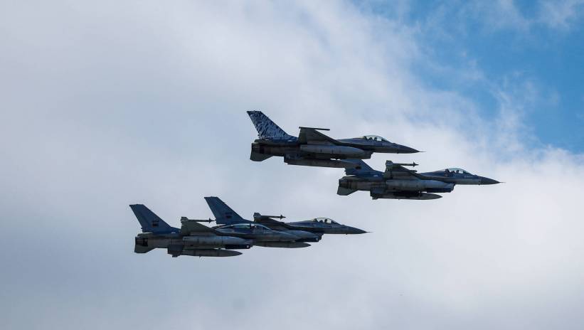 F-16 flight jets fly over Lisbon during the military ceremony marking the Carnation Revolution 50th anniversary, Portugal, 25 April 2024. Portugal celebrates the 50th anniversary of the Carnation Revolution that ended the authoritarian regime of Estado Novo (New State) that ruled the country between 1926 to 1974. Fot. PAP/EPA/ANTONIO PEDRO SANTOS