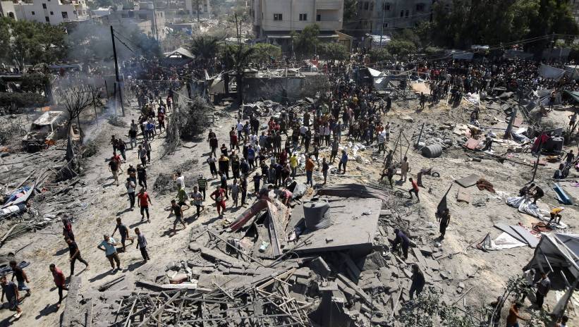 Palestinians inspect the scene after an Israeli raid on the tents of displaced people in the Al-Mawasi area of Khan Yunis in the southern Gaza Strip, 13 July 2024. Gaza’s health ministry said at least 71 Palestinians were killed in the Israeli attack in Khan Younis, 289 others were injured. Israeli military confirmed it targeted Hamas military chief, Mohammed Deif, in Saturday’s attack in Gaza. Fot. PAP/EPA/HAITHAM IMAD