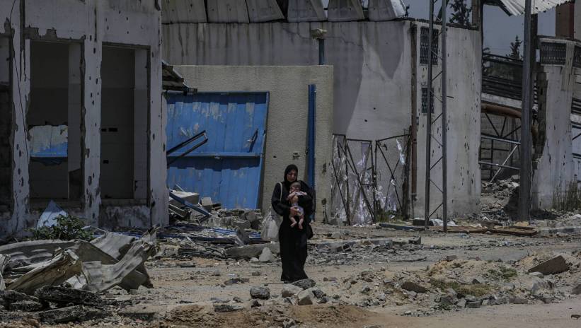 A mother and child following an Israeli miltary operation at Al Nusairat refugee camp in the central Gaza Strip 08 June 2024. More than 36,000 Palestinians and over 1,400 Israelis have been killed, according to the Palestinian Health Ministry and the Israel Defense Forces (IDF), since Hamas militants launched an attack against Israel from the Gaza Strip on 07 October 2023, and the Israeli operations in Gaza and the West Bank which followed it. EPA/MOHAMMED SABER Dostawca: PAP/EPA. Fot. PAP/EPA/MOHAMMED SABER