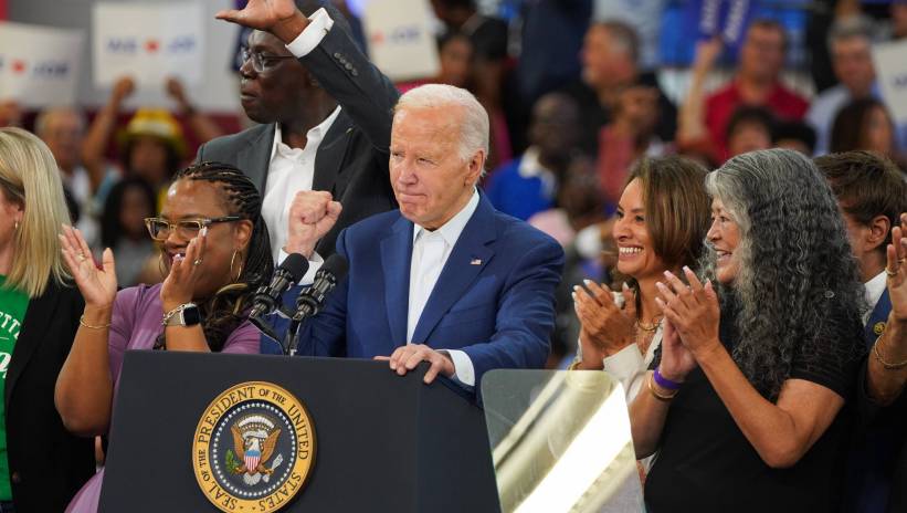 US President Joe Biden (C) is surrounded by supporters during a campaign event at the Renaissance High School in Detroit, Michigan, USA, 12 July 2024. President Biden is under increasing pressure from the Democrats to step down as the party’s presidential candidate. Fot. PAP/EPA/DIEU-NIALO CHERY