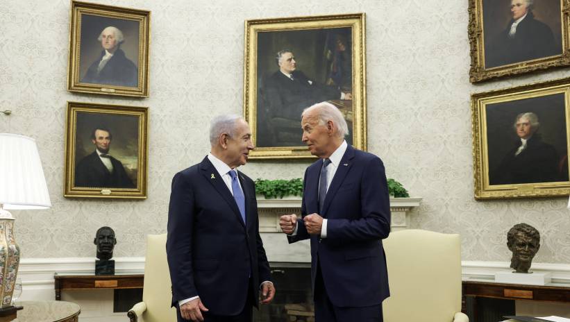 Israeli Prime Minister Benjamin Netanyahu (L) speaks with US President Joe Biden during a bilateral meeting in the Oval Office at the White House, in Washington, DC, USA, 25 July 2024. US President Joe Biden hosts Israeli Prime Minister Netanyahu the day after Netanyahu delivered an address to a joint meeting of the US Congress. Fot. PAP/EPA/SAMUEL CORUM / POOL