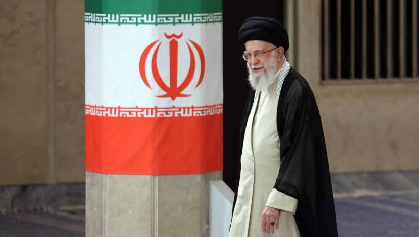 Iranian Supreme Leader Ayatollah Ali Khamenei arrives to cast his vote during the presidential election in Tehran, Iran, 05 July 2024. Iran holds the second round of the presidential election on 05 July 2024. Fot. PAP/EPA/STR