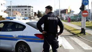A police officer stands guard near the crime scene after a man killed two women and then committed suicide in Velika Gorica, Croatia, 29 December 2023. A man who police identified as Zvonimir D. allegedly killed his wife and another female and later committed suicide when police surrounded his house.  
Fot. PAP/EPA/ANTONIO BAT