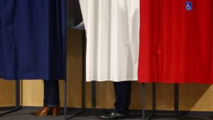 French President Emmanuel Macron and his wife Brigitte Macron stand inside voting booths as they vote during the European Parliament election, at a polling station in Le Touquet-Paris-Plage, France, 09 June 2024. Fot. PAP/EPA/Hannah McKay / POOL