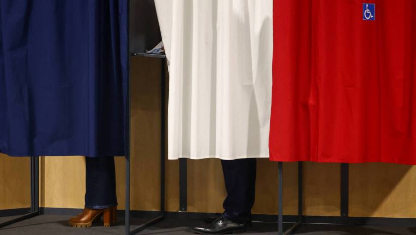 French President Emmanuel Macron and his wife Brigitte Macron stand inside voting booths as they vote during the European Parliament election, at a polling station in Le Touquet-Paris-Plage, France, 09 June 2024. Fot. PAP/EPA/Hannah McKay / POOL