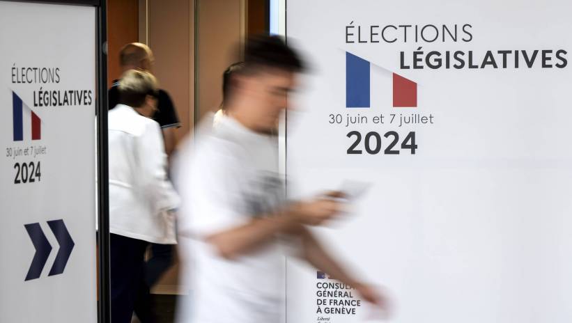 French people living in Switzerland arrive to vote during the second round of French legislative elections at the polling station 'Palexpo' in Geneva, Switzerland, 07 July 2024. After the first round of legislative elections, where the far-right party le Rassemblement National (RN) came ahead, the country votes again on 07 July for the second round with results expected at about 20h00 local time. Fot. PAP/EPA/MARTIAL TREZZINI