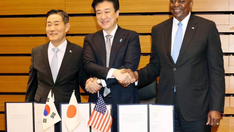 US Secretary of Defense Lloyd Austin, Japanese Defense Minister Minoru Kihara and South Korean Defense Minister Shin Won-sik shake hands as they exchange documents of their agreement of their partnership after a Japan-US-South Korea trilateral defense ministers meeting at Japan's defense ministry in Tokyo, Japan 28 July 2024. Fot. PAP/EPA/YOSHIKAZU TSUNO / POOL