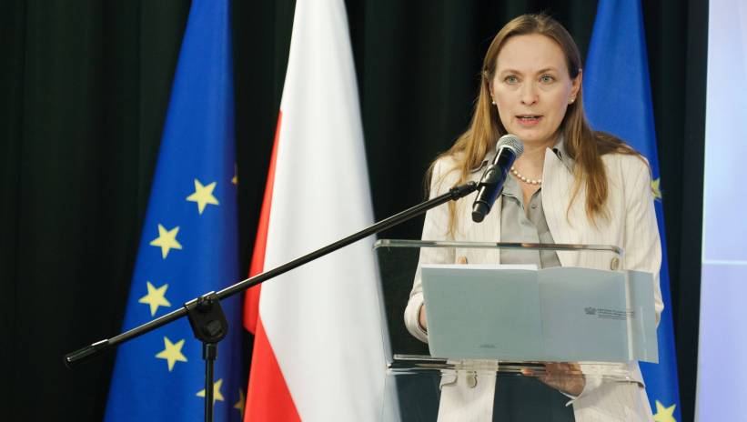 Puławy, 27.03.2024. Minister funduszy i polityki regionalnej Katarzyna Pełczyńska-Nałęcz podczas konferencji prasowej dotyczącej ogłoszenia naboru „Granty na Eurogranty” z programu Fundusze Europejskie dla Nowoczesnej Gospodarki 2021-2027, 27 bm. w Puławach. Fot. PAP/Karol Zienkiewicz