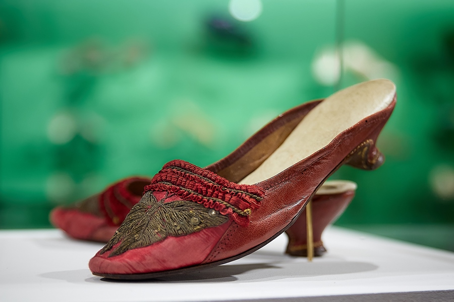 Najstarsze prezentowane na wystawie buty - mulety z 1780 roku. Fot. Karol Ząbik