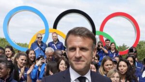 French President Emmanuel Macron (C) leaves after posing with French athletes during a visit to the Olympic village of the Paris 2024 Olympic Games, in Paris, France, 22 July 2024.  Fot. PAP/EPA/MICHEL EULER / POOL