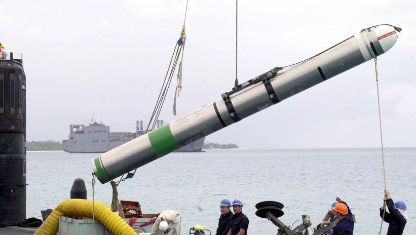 DIEGO GARCIA, BRITISH INDIAN OCEAN TERRITORY : Picture released 16 November 2001 by the British Ministry of Defence, shows British Navy personnel embarking a Tomahawk missile on a Royal Navy T class submarine at the Diego Garcia US Navy base. According to newspapers reports in the UK quoting diplomatic an defence sources, the deployment of thousands of British troops in Afghanistan is deing delayed because of divisions between London and Washington over their precise role.  Fot. PAP/EPA/MOD