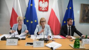 Warszawa, 25.07.2024. Przewodnicząca sejmowej komisji śledczej do zbadania legalności, prawidłowości oraz celowości działań podjętych w celu przygotowania i przeprowadzenia wyborów Prezydenta Rzeczypospolitej Polskiej w 2020 r. w formie głosowania korespondencyjnego Magdalena Filiks (C) oraz jej zastępcy Karolina Pawliczak (L) i Bartosz Romowicz (P) podczas posiedzenia komisji, 25 bm. w Sejmie w Warszawie. Fot. PAP/Marcin Obara