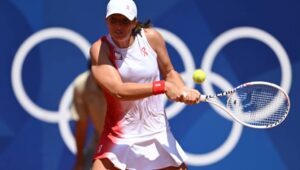 Paryż, Francja, 29.07.2024. Igrzyska Olimpijskie Paryż 2024. Polka Iga Świątek podczas meczu 2. rundy turnieju tenisistek z Francuzką Diane Parry, 29 bm. Fot. PAP/Adam Warżawa