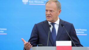 Warszawa, 08.07.2024. Premier Donald Tusk podczas konferencji prasowej w KPRM w Warszawie, po spotkaniu z prezydentem Ukrainy, 8 bm. Premier RP i prezydent Ukrainy podpisali umowę o bezpieczeństwie między Polską a Ukrainą. Fot. PAP/Rafał Guz