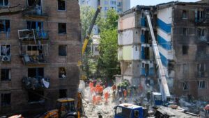 Kijów, Ukraina, 09.07.2024. Wolontariusze porządkują jedno z mieszkań w dzielnicy Szewczenkowskiej Kijowa uszkodzone w wyniku wczorajszego rosyjskiego ataku, 9 bm. Ratownicy pracujący przy zniszczonym przez rosyjski atak rakietowy budynku mieszkalnym w dzielnicy Szewczenkowskiej wydobyli dotychczas spod gruzów 12 ciał. Trwa inwazja Rosji na Ukrainę. Fot. PAP/Vladyslav Musiienko