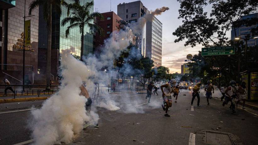 Protesters clash with the Bolivarian National Guard (GNB) over the results of the presidential elections in Caracas, Venezuela, 29 July 2024. Protests are taking place in Caracas after the National Electoral Council (CNE) proclaimed that Nicolas Maduro was re-elected president of Venezuela, following elections held on 28 July. Thousands of citizens have come out to protest against the results announced by the National Electoral Council (CNE), which gave President Maduro 51.2% of the votes, a figure questioned by the opposition and by a good part of the international community. Opposition leader Maria Corina Machado claims they have obtained enough of the vote tallies to prove they won the presidential elections that took place on 28 July. Fot. PAP/EPA/Henry Chirinos